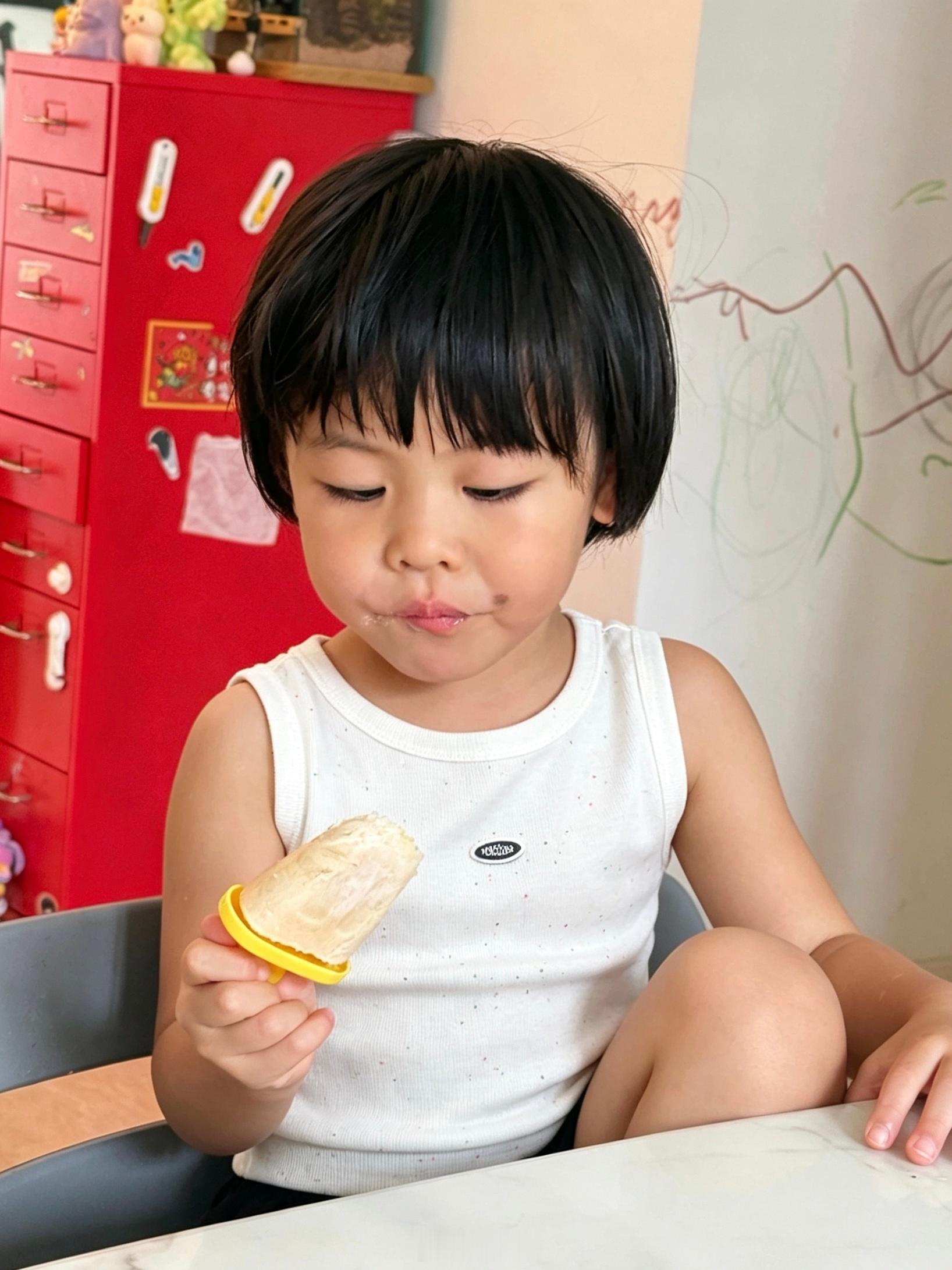 液态奶不咋爱喝，做成冰棒就爱吃了真是火做成的小孩 