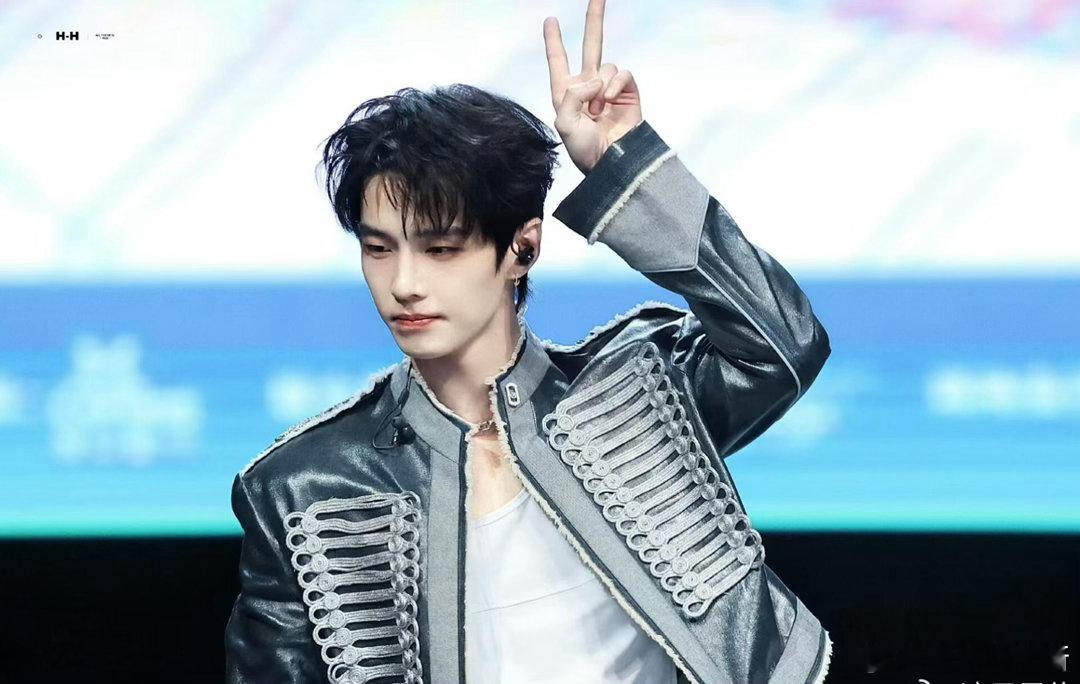 何与的韩国粉丝来生日会现场了韩国粉丝组团看何与最佳赏味期的帅哥魅力不分国界，韩国