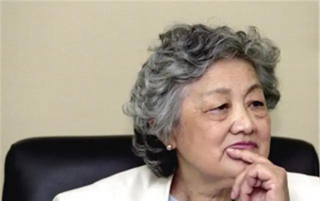 章含之为什么会那么刻薄、自私、冷漠地对待乔冠华的一对儿女乔宗淮、乔松都，为什么后