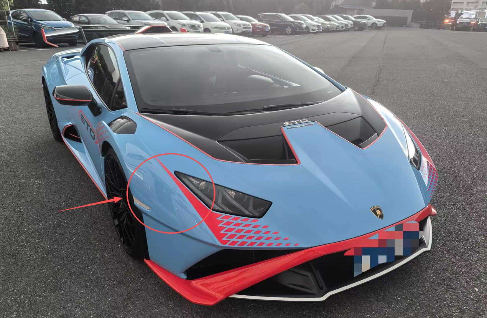 【上海一男子酒后恶意踢踹路边兰博基尼，涉嫌寻衅滋事被刑事拘留】11月19日， 从