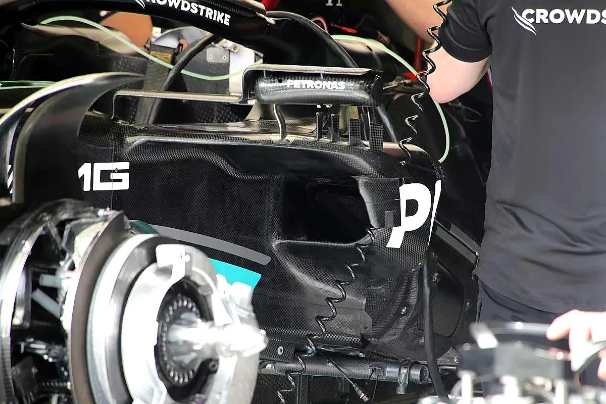 【F1|红牛与马丁合体！奔驰变身车出炉】   
  1，彻底放弃了原来的零侧箱设