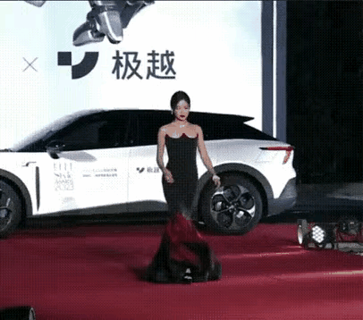 这姐走红毯之前这礼服没有试穿的吗？[笑cry] ​​​