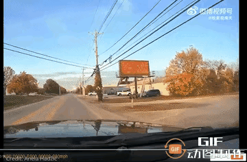 奇葩事天天有！
美国的货机又摔了一架！据说，坠毁前，发动机竟然先掉落了，这么小小