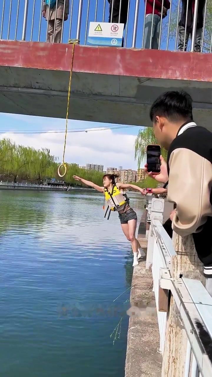 这位叫球路的小姐妹太厉害啦！练习街头健身的她居然还是画画老师，体脂超低轻松完成动
