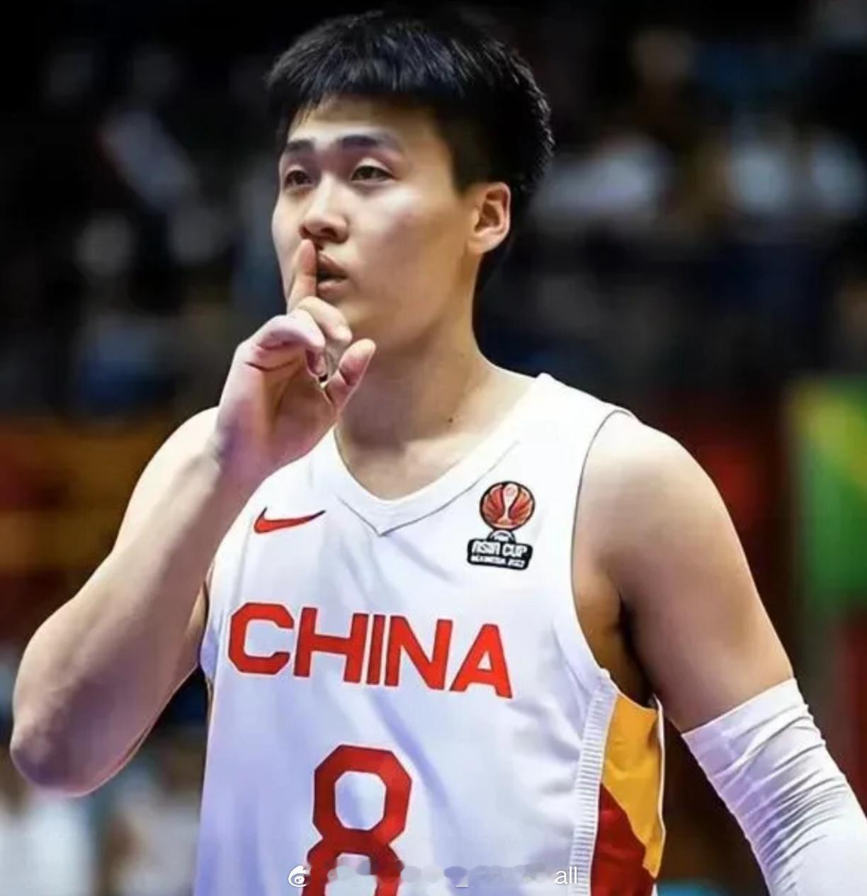 中国男篮队长赵睿接受采访提出亚洲杯目标：我们全队这次的目标就是站上领奖台，这个是