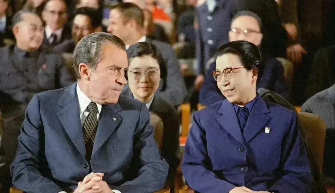 1972年尼克松访问北京时的合影，背后那位中方美女翻译到底是谁呢？
1971年夏