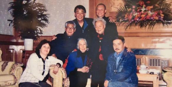 1998年，王光美联系到丈夫长孙后，给了他500美元：答应我一件事。1998年，