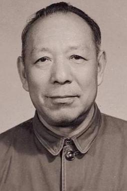 他是书生，先后执教于江苏南通中学、泰国曼谷新民中学、新加坡华侨中学、上海沪江大学