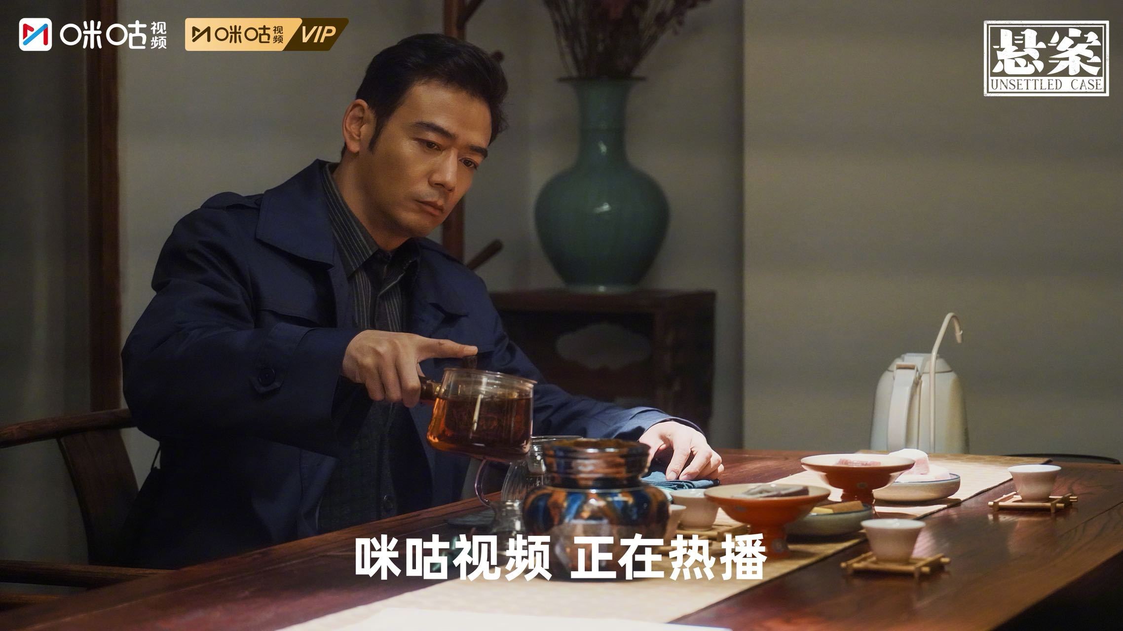 #上咪咕看悬案# 嘉福珠宝行劫案后，施占军带队和余鸿飞等人召开专案会，同时找到纸