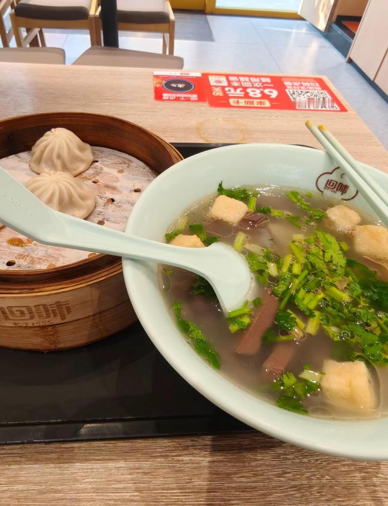 坐看日落 湖边石凳微凉，晚风拂过，鸭血粉丝的余味还在舌尖游走。一整个夏天的奔波忽