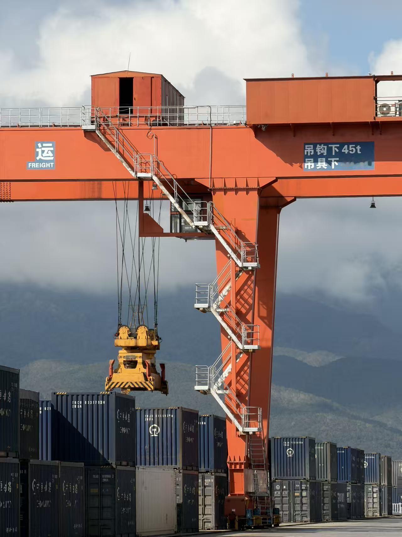 中老铁路上流动的风景

今天沿着中老铁路，参观了三个彼此关联、但气质完全不同的地