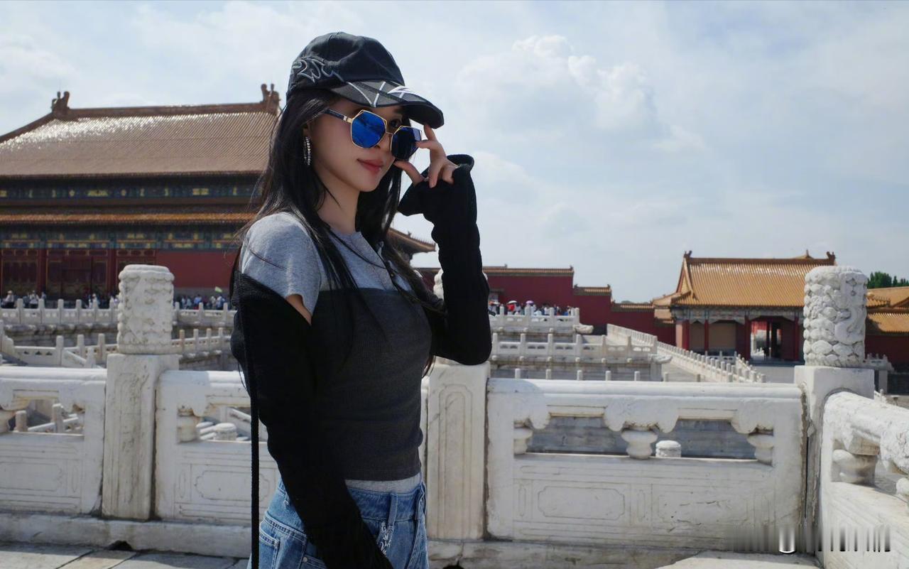 蔡依林晒故宫游客照！
6月10日，蔡依林晒出一组在北京故宫游览时拍摄的游客随拍，