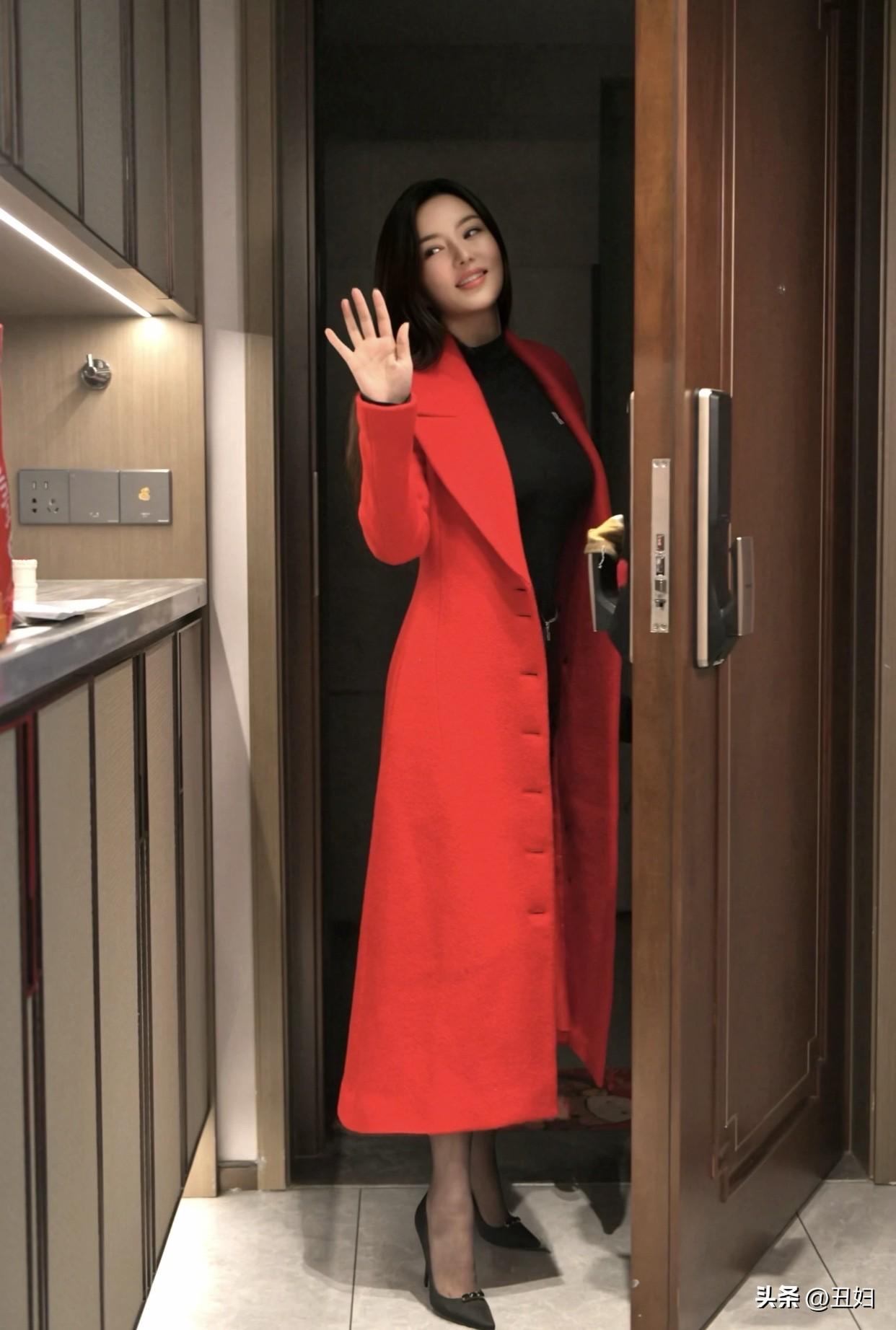 什么样的穿搭可以成为气质女神?优雅红衣，自信姿态，尽显女性魅力！🔥💃