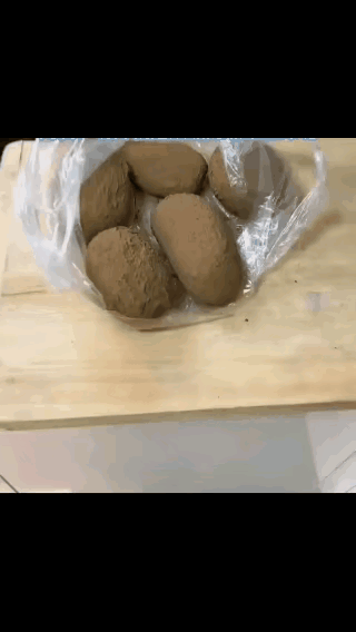 女子在路边摆摊大爷那买了几个土豆，高高兴兴拎回家，结果一洗直接傻眼。
外皮看着圆