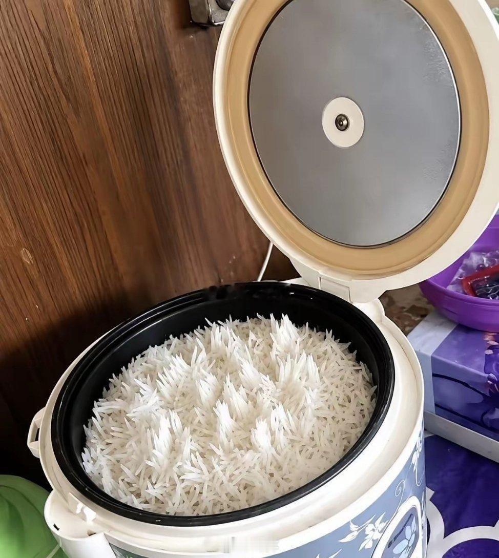 我打开电饭煲，发现米饭都竖起来了！这是怎么回事？还能吃吗？还是应该扔掉？ 