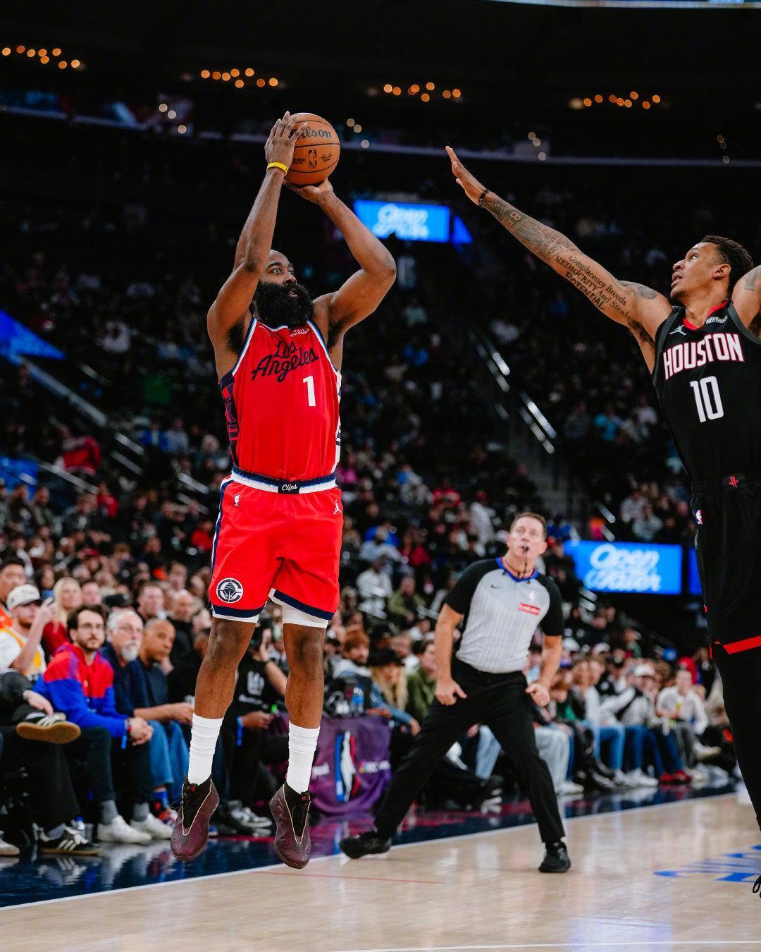 火箭和快船这场比赛很有价值，快船首发五人都有外线投射能力，而火箭队申京和阿门都不