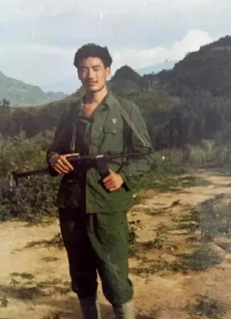 他是二次入伍的一等功臣，因作战英勇被火线提拔为侦察排长，并且保送西安陆军指挥学院