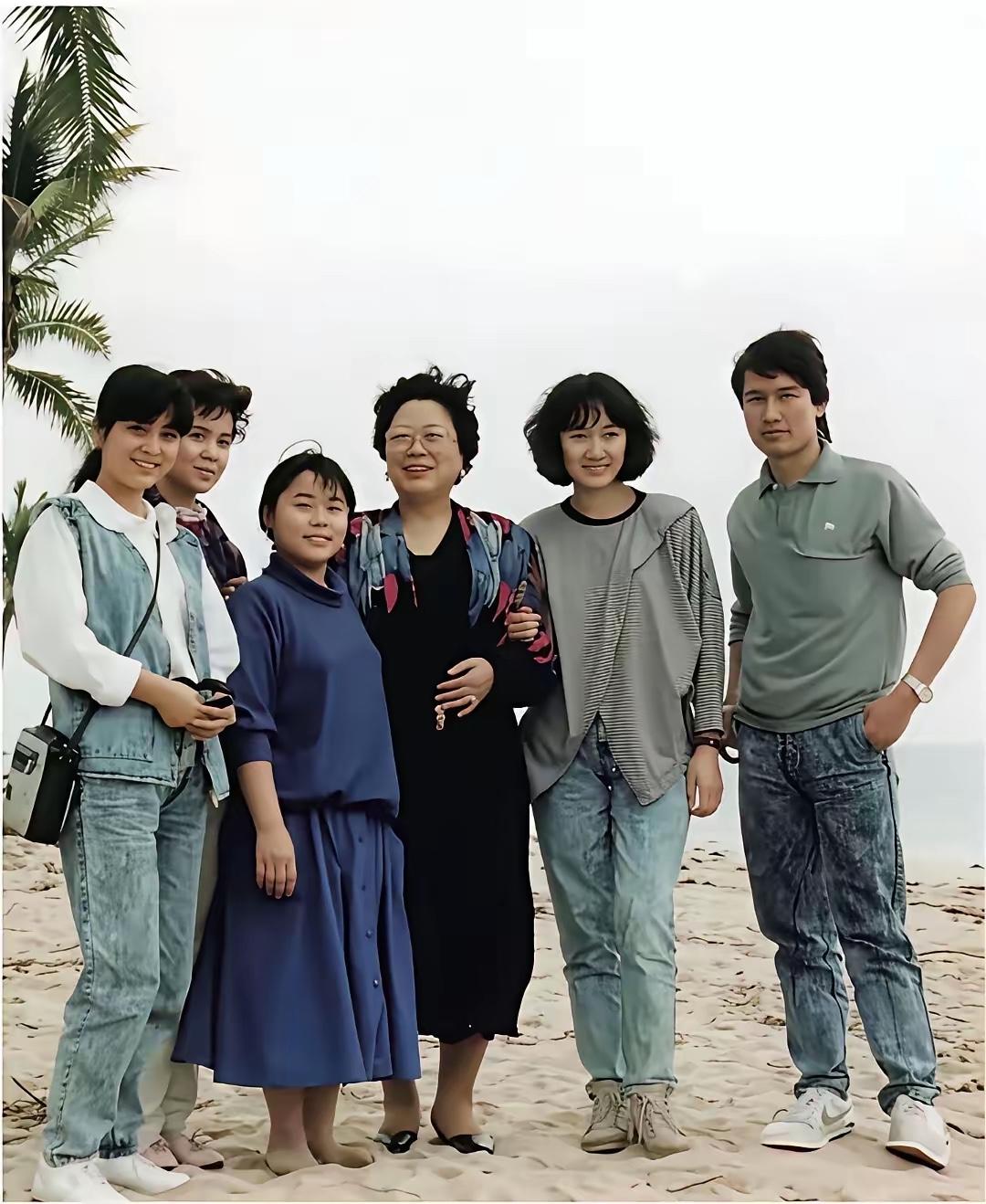 不是我吹！我敢说，这张照片里的人，如果你能认出三个，我估计，你已经古来稀了！