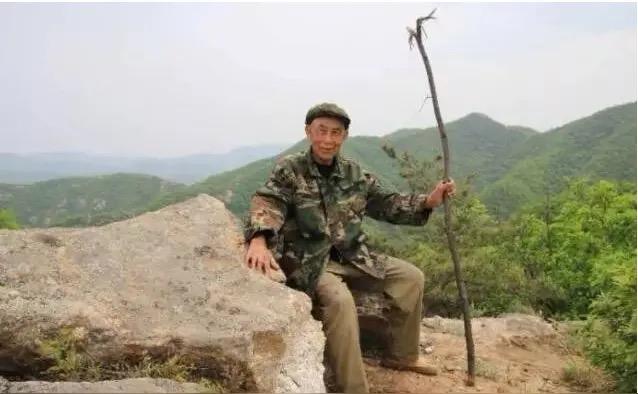 前天村里一个六十多岁的男人脑出血去世了。

刚刚处理完丧事，今天一大早，家属就把