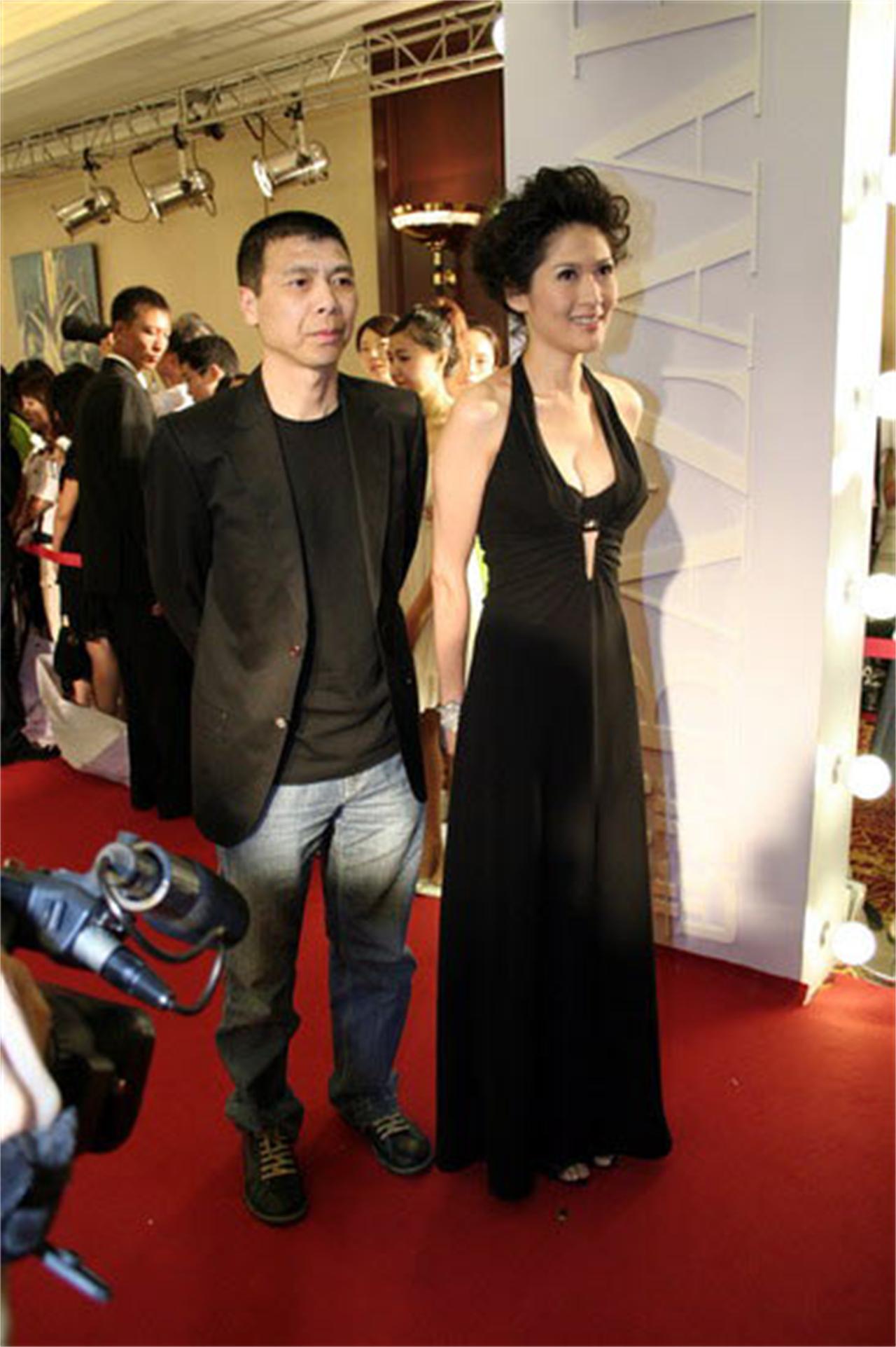 2009年，冯小刚带着大长腿的沈星回自己的公寓，一直待到第二天早上才悄悄地离开，