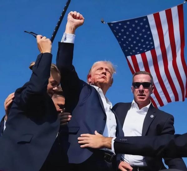 当地时间1月11日傍晚，美国总统特朗普从佛罗里达的海湖庄园出发，准备前往棕榈滩国