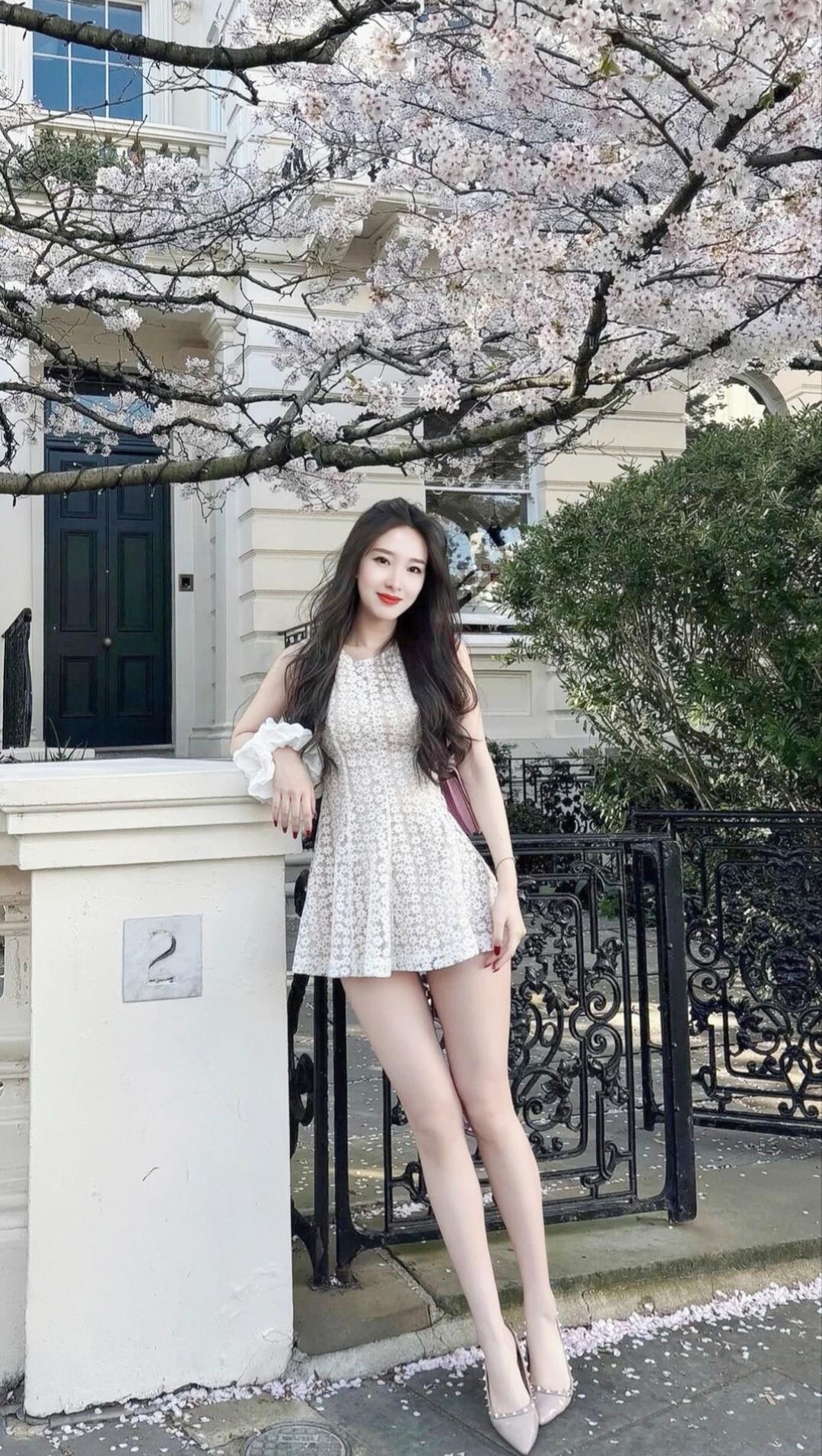 樱花树下人如玉，春光正好意绵绵。晒图笔记大赛 女生裙子应该怎么搭配 春日生活打卡