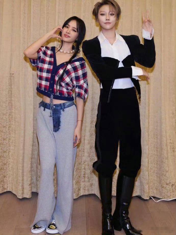 蔡依林刘雨昕合拍pillow梦幻联动！Jolin和刘雨昕的Pillow挑战，我循