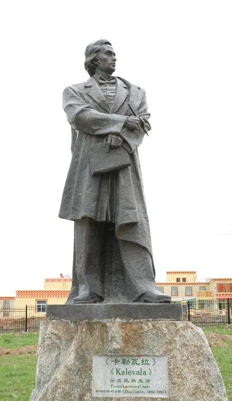最近《泰坦尼克号》又被重新解读 人们普遍喜欢贵族少爷卡尔了，觉得 rose 和杰