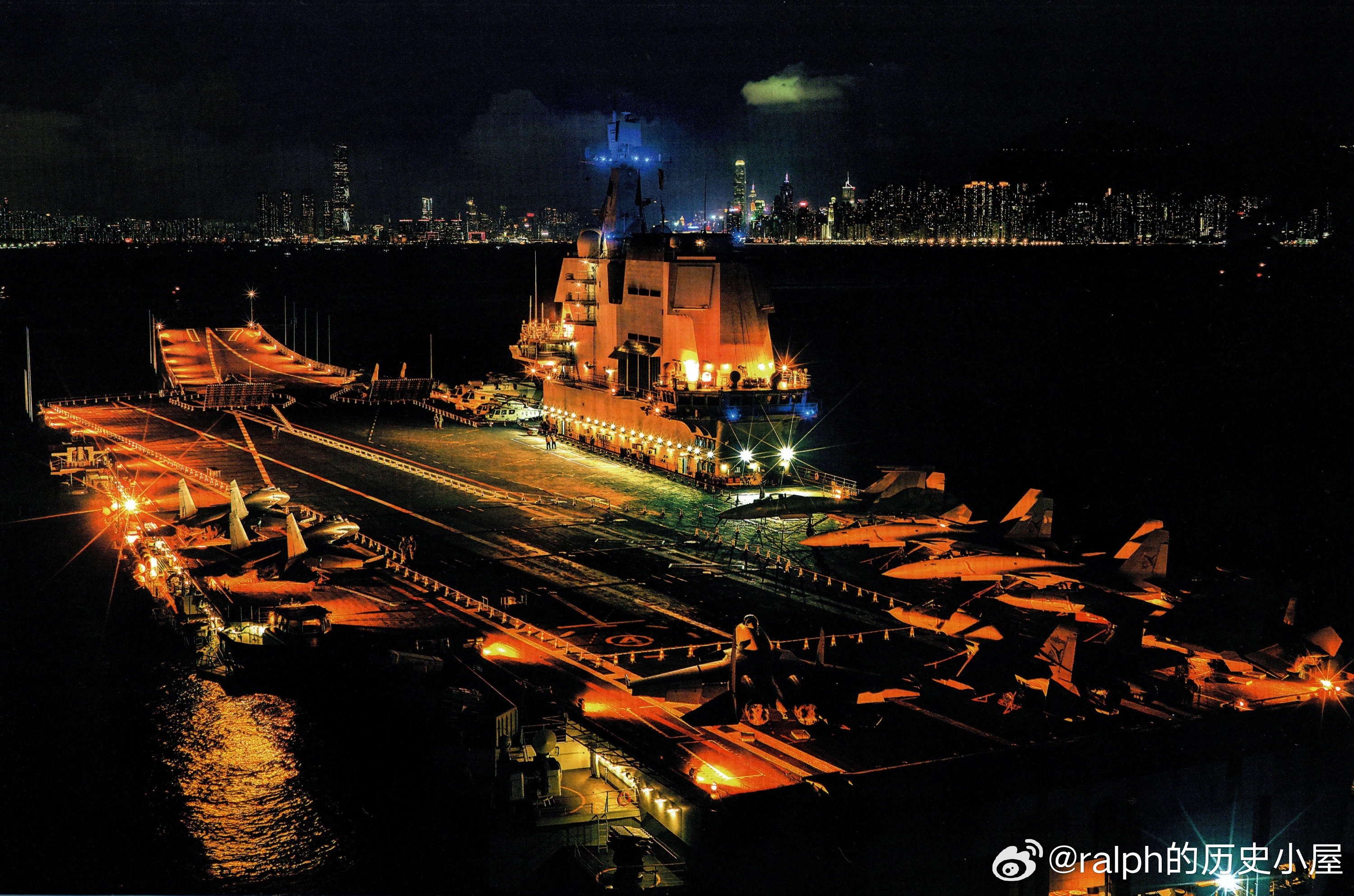 2025年7月夜色下的“山东”号航空母舰，停泊在香港交椅洲水域军事历史全触达