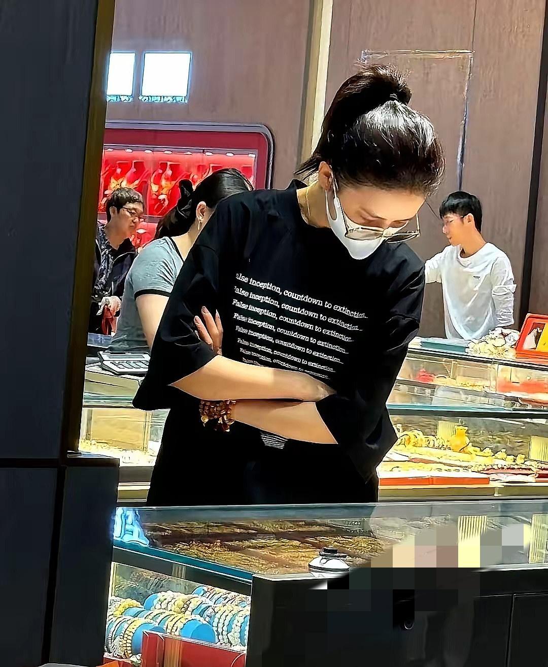 金价飙到飞起，她却像买菜一样一袋袋拎走金饰。42岁的佟丽娅穿旧T恤、戴棒球帽，在