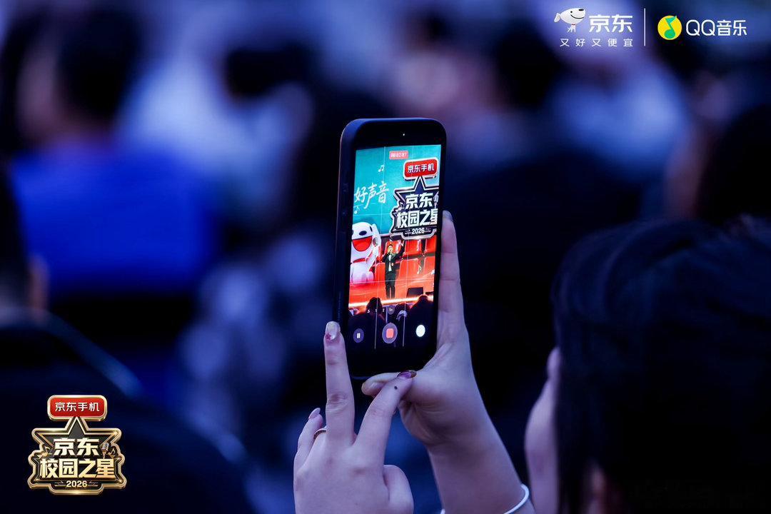 京东校园之星选手唱我的太阳不要只记得张铁鑫军训时候的名场面咯！如今他登上京东校园