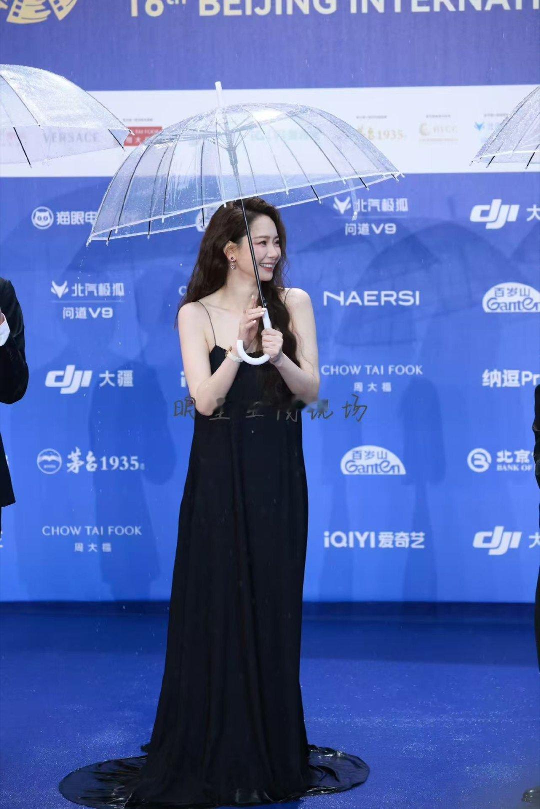 戚薇黑色吊带露背裙戚薇吊带露背裙北影节红毯北影节红毯，戚薇一袭黑色吊带露背裙惊艳