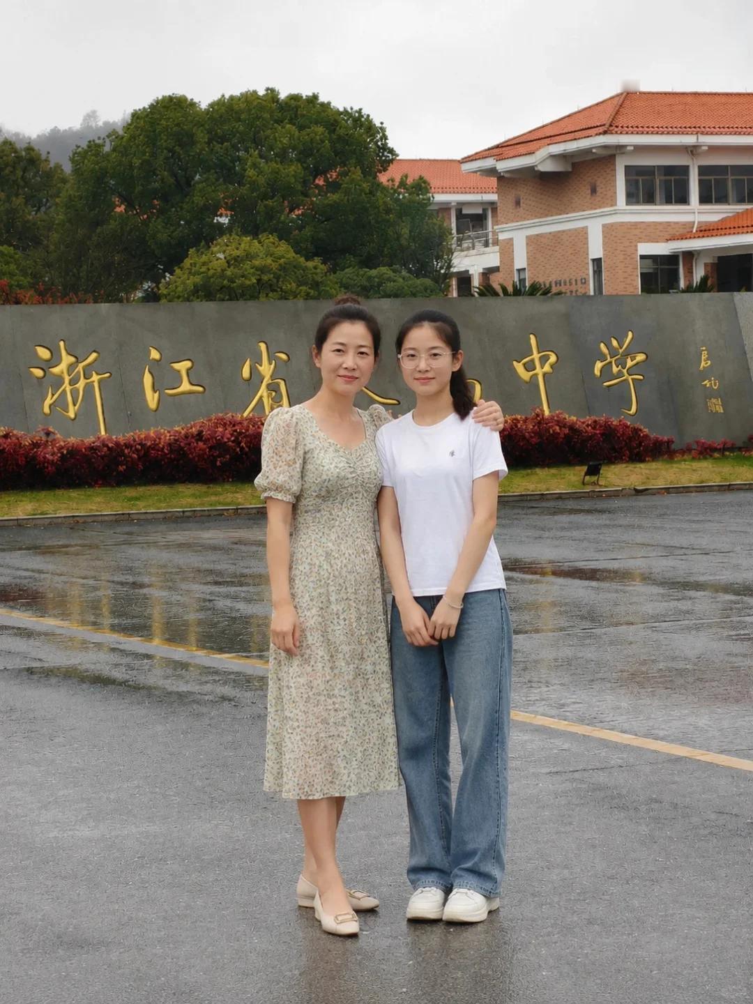 喜报传来！女儿以 630 分的优异成绩考入义乌中学，七月喜提录取通知书。

特意