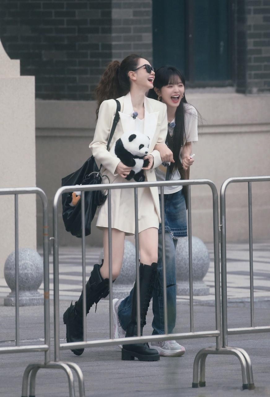 戚薇田曦薇在聊什么   戚薇田曦薇手挽手  戚薇你是什么美女收割机吗！！！前几天