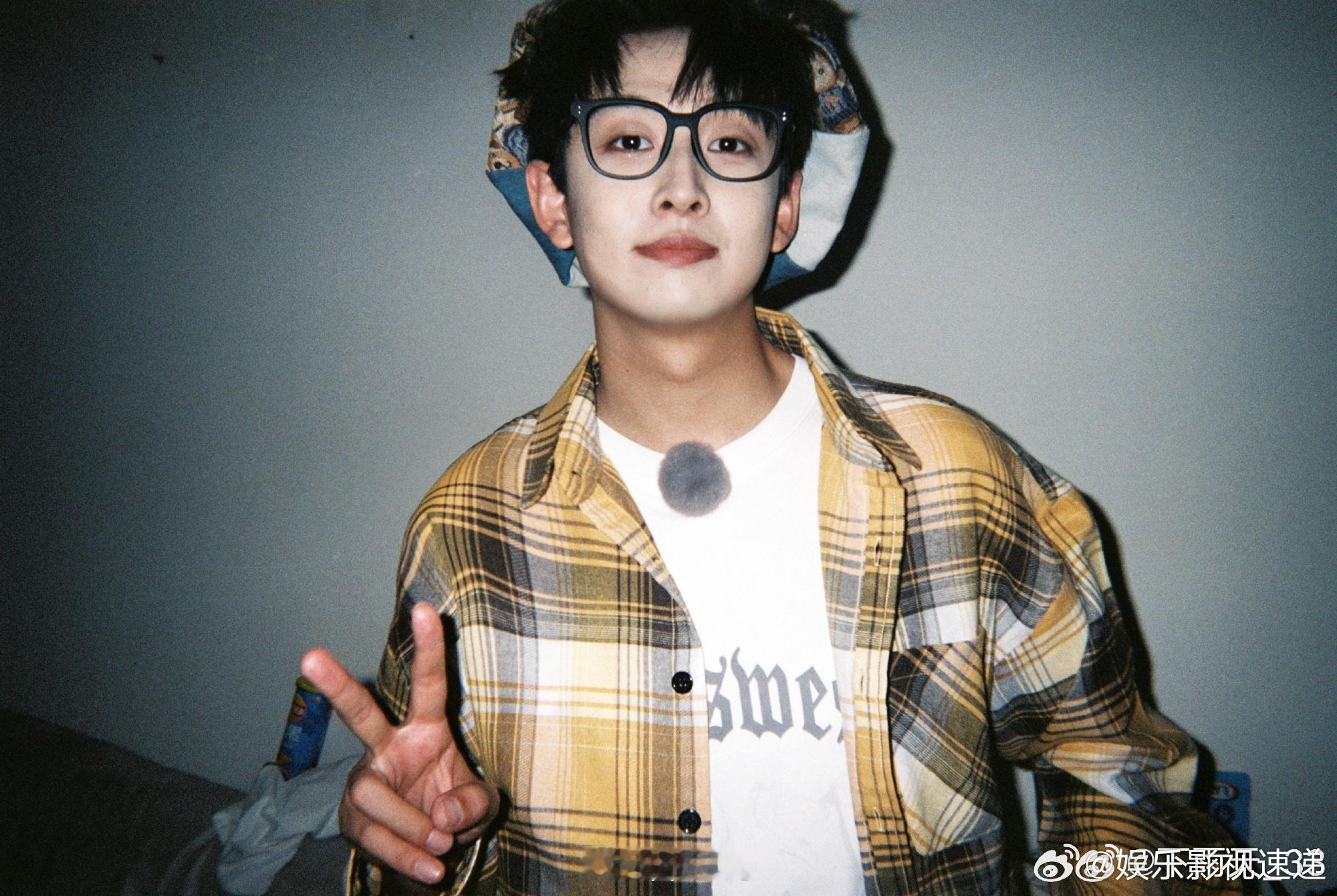 你是齐思钧那他是谁齐思钧的黑色皮衣造型惊艳众人，邻家哥哥和气场大佬的切换毫无违和