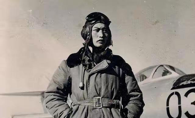 1945年秋，日本空军大队300多人被八路军俘虏，一个少佐大胆指着伍修权腰间：“