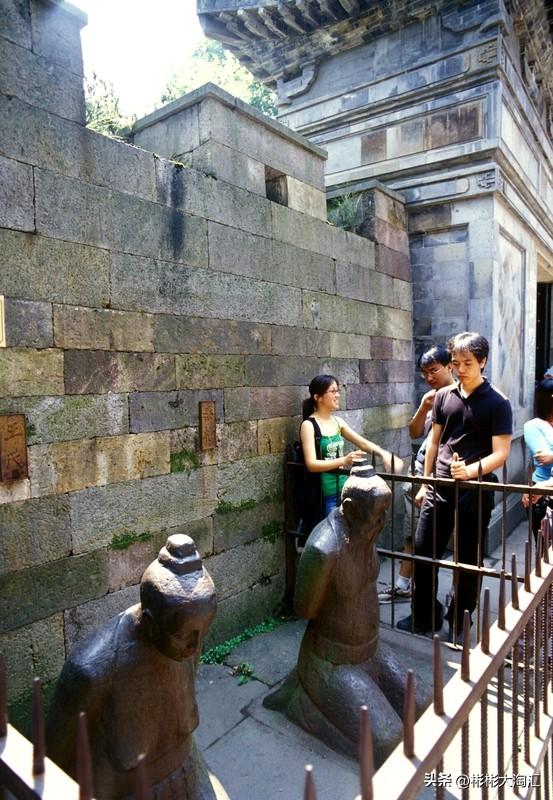 岳飞究竟是民族英雄，还是抗金英雄，这其实是定义的问题。从古代视角看，岳飞抵抗女真