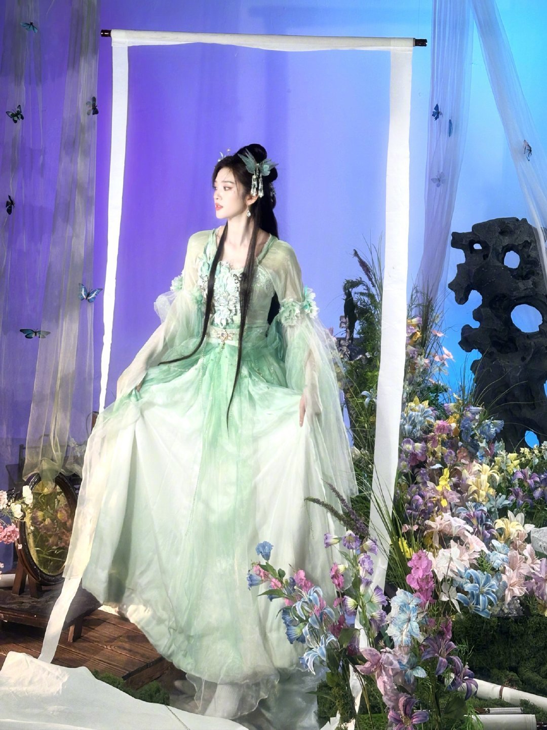 唐艺昕给惊鸿一面组写人物小传 她把团队的心跳写进了角色里。今晚，看惊鸿如何一面倾