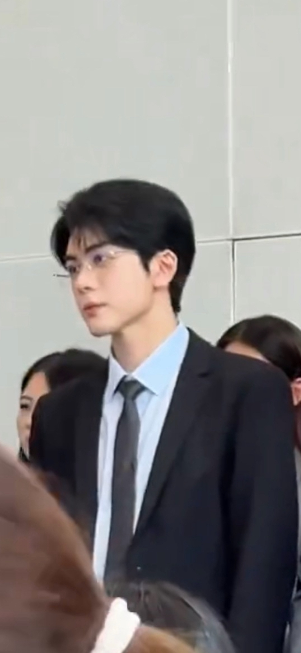 赴浙江开会的小叔叔西装规整，镜片清冷，一身公事的克制。他恪守成年人的分寸感，而我