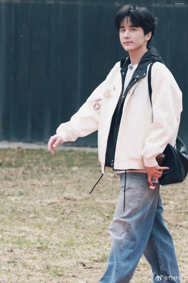 张新成钟辰乐同穿一件卫衣张新成和钟辰乐同穿一件卫衣也太有梗了，露营玩游戏全程超投