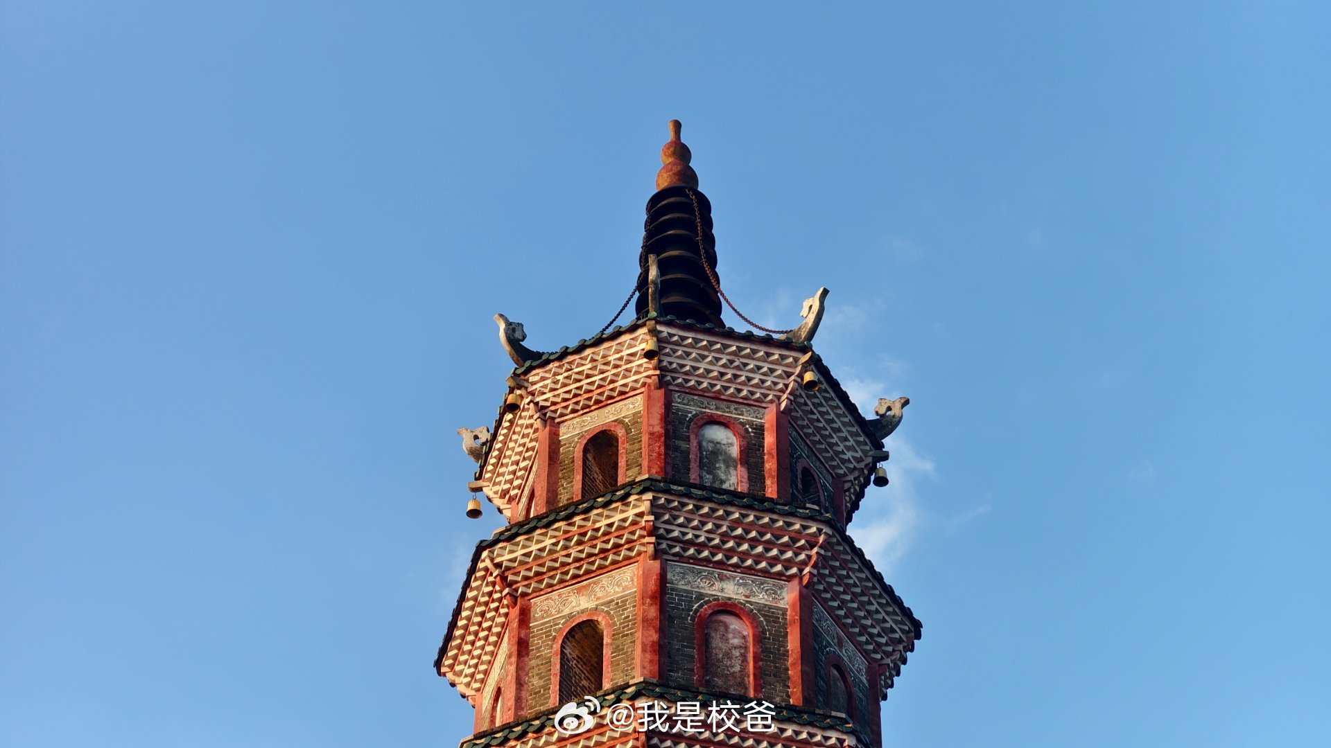 vivo微博摄影大美风光 晨光熹微，政江塔静立江边，诉说着百年的故事。驾驶着唐D