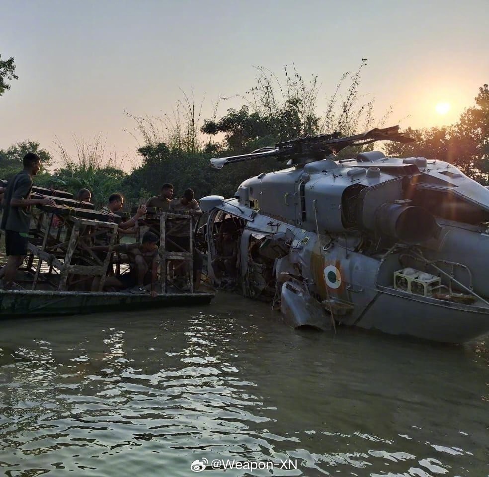 #兵器影像[超话]# 印度空军打捞在比哈尔邦穆扎法尔普尔地区执行搜救行动时落水的