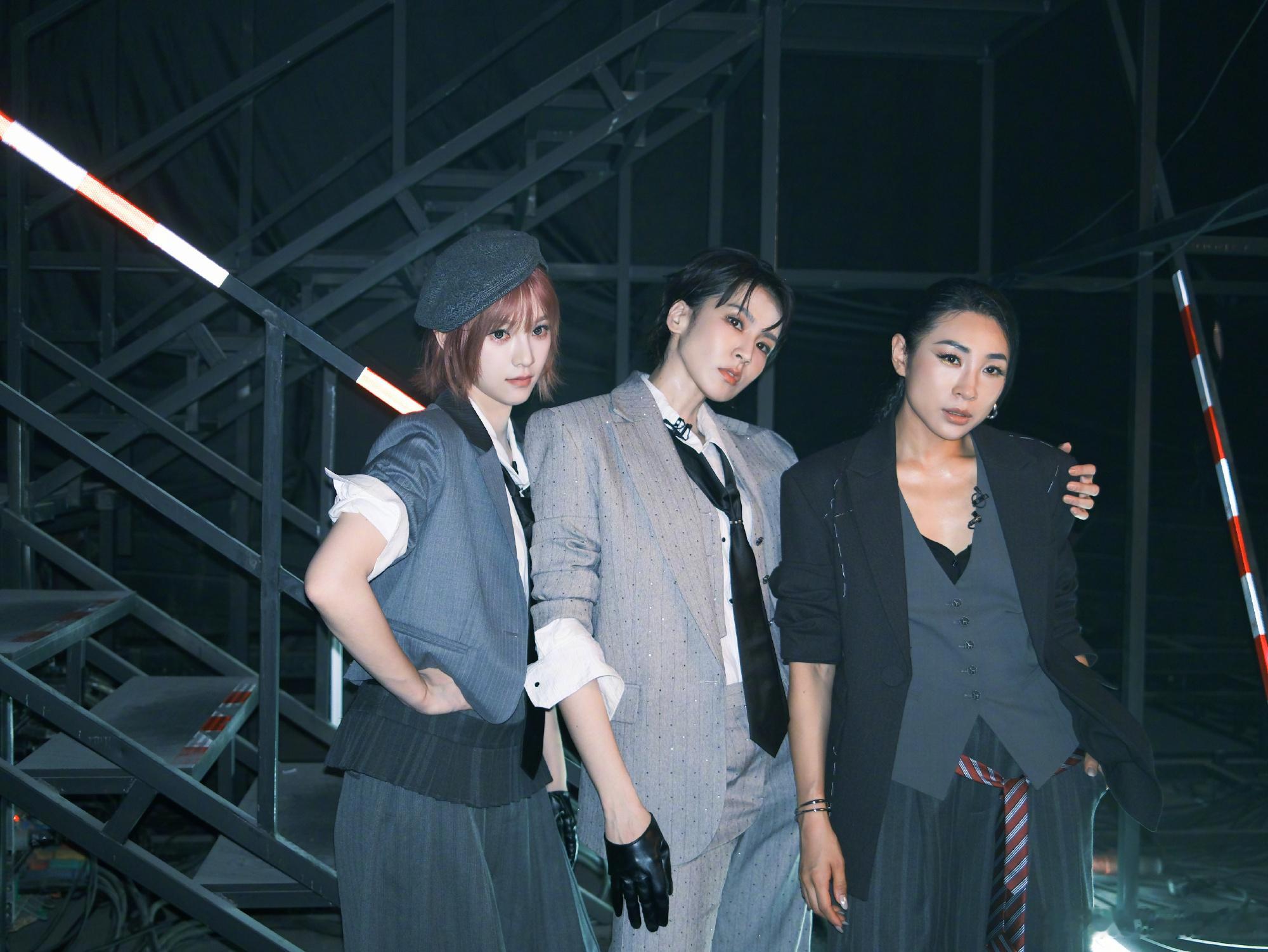 黄灿灿一公造型 报童帽一戴，黄灿灿的少女感直接拉满。谁能想到这是要上台炸场的姐姐