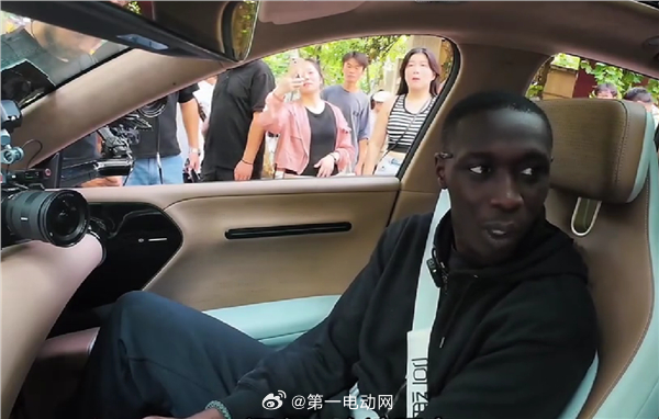 全球第二大网红“无语哥”卡比·拉梅（Khaby Lame）中国行特别体验了阿维塔
