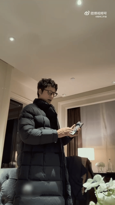 陈坤脸是帅的动作是可爱的谁能拒绝又帅又可爱的陈坤啊！五官精致气质出众，自带清冷氛