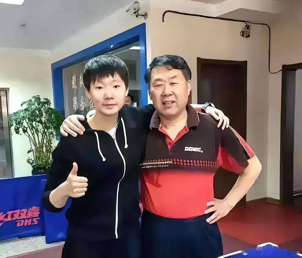 被奥运冠军王曼昱的父亲震惊到了都说父爱如山，父爱无声 正是因为王曼昱父亲的坚定守