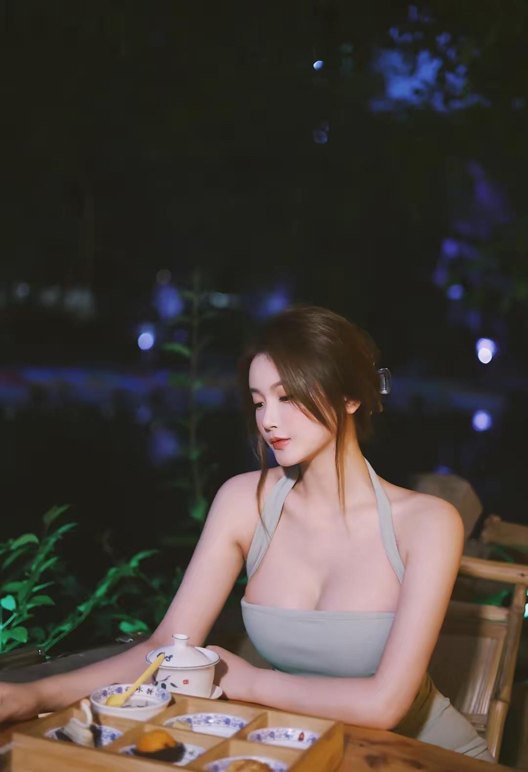 在你眼里，什么样的女人最漂亮哇塞！这是什么逆天身材比例？五官精致如芭比，美得太撩