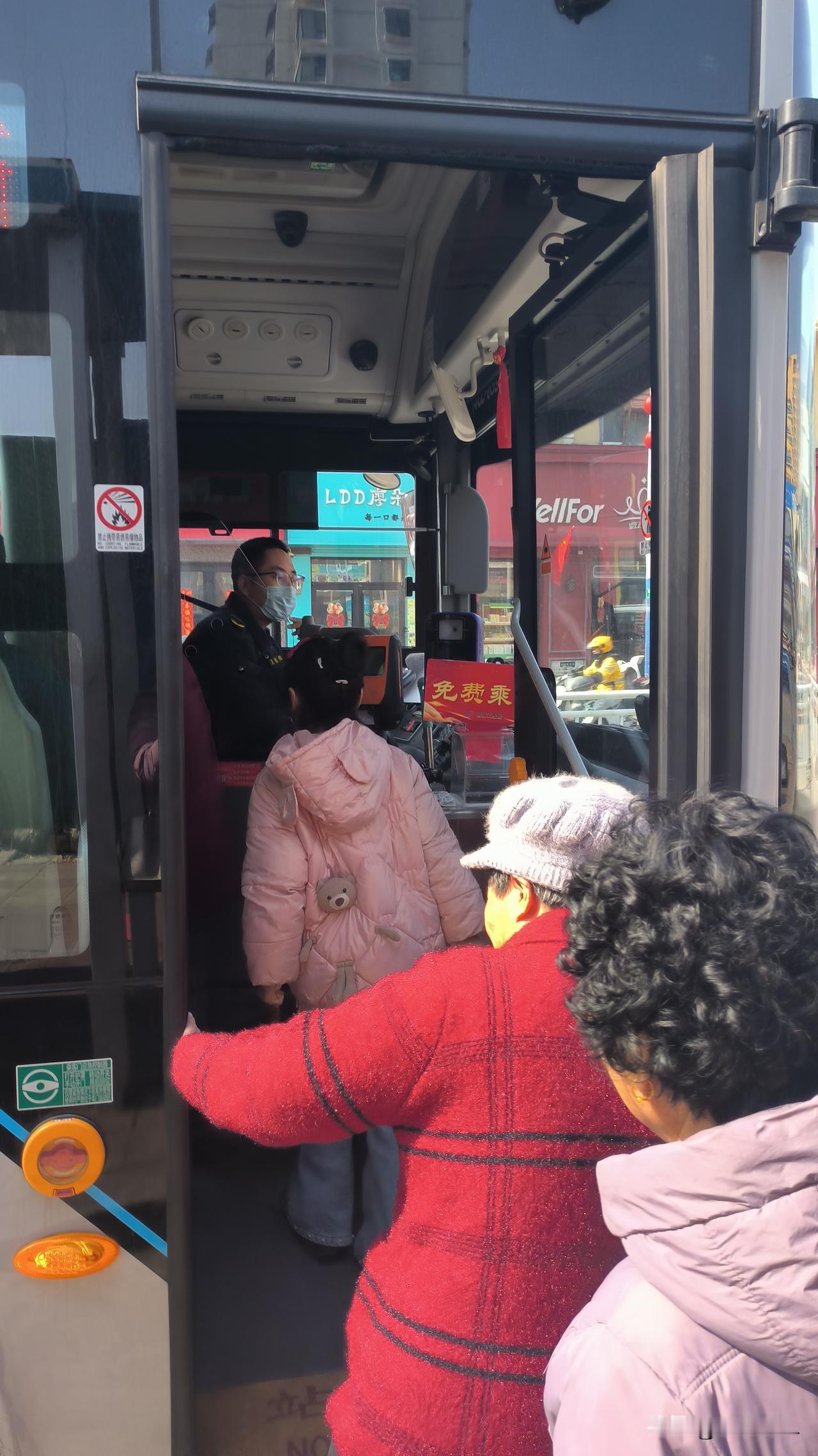 昨天去逛街购物，好几次都被深深感动。

一、免费乘坐
在离家最近的站点上了公交车