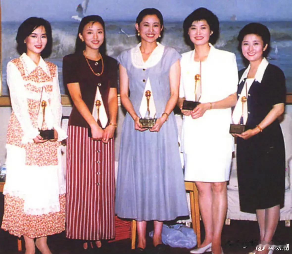 1993年，敬一丹、倪萍、杨澜、倪萍等主持人一起获得第一届金话筒奖，那时候的杨澜