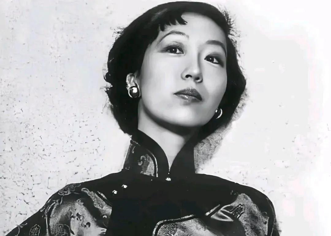 那天，张爱玲正在洗澡，母亲冲进来就要扒开她的大腿，直言：“你的钱是不是和老师交易